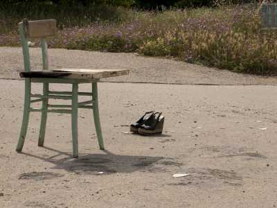 ...accanto alla sedia un paio di scarpe lasciate per strada...